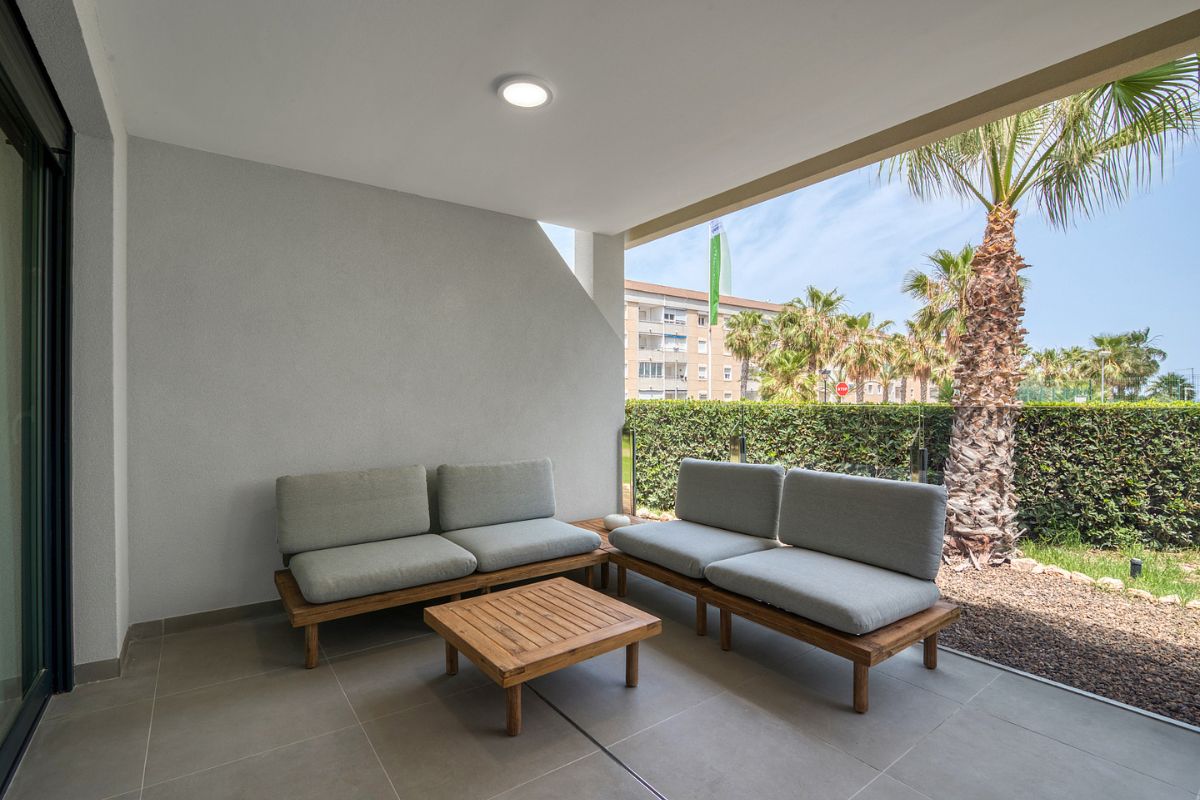 Elegant sea view apartments for sale in Costa Blanca with beach access, modern design, and communal pools.
