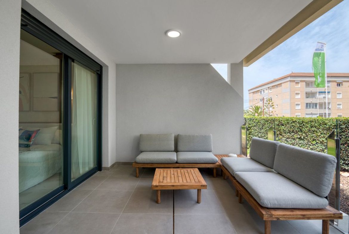 Elegant sea view apartments for sale in Costa Blanca with beach access, modern design, and communal pools.