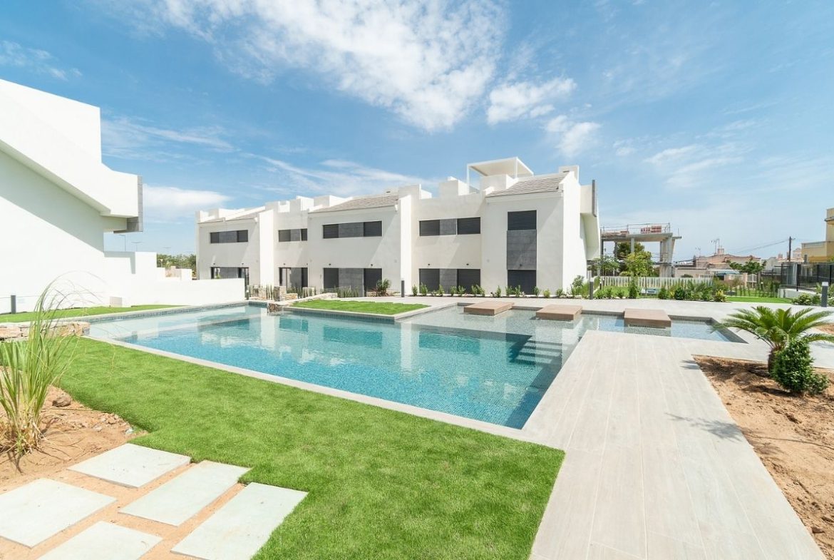 Modern ready apartments for sale in Alicante featuring rooftop terraces, private gardens, communal pool, and close proximity to beaches and golf courses.