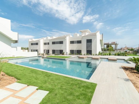 Modern ready apartments for sale in Alicante featuring rooftop terraces, private gardens, communal pool, and close proximity to beaches and golf courses.