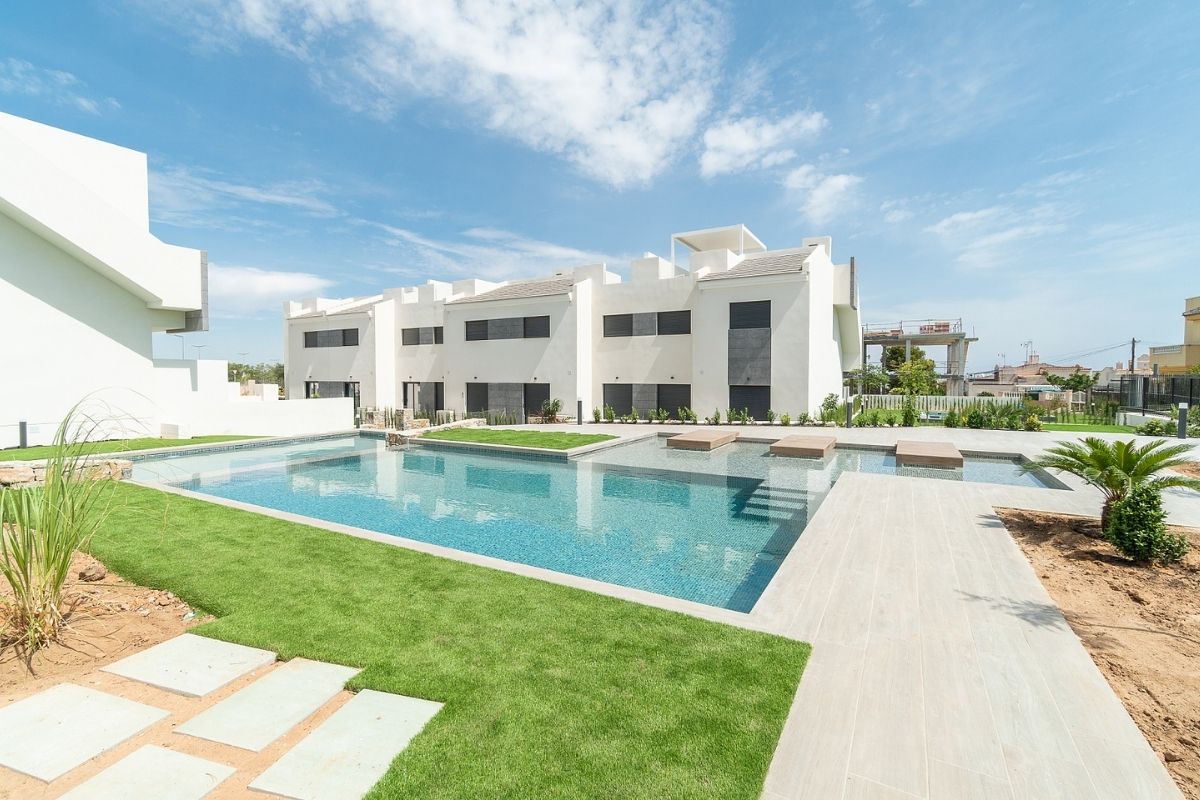 Modern ready apartments for sale in Alicante featuring rooftop terraces, private gardens, communal pool, and close proximity to beaches and golf courses.