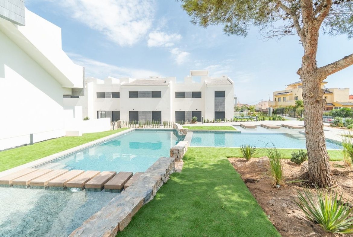 Modern ready apartments for sale in Alicante featuring rooftop terraces, private gardens, communal pool, and close proximity to beaches and golf courses.