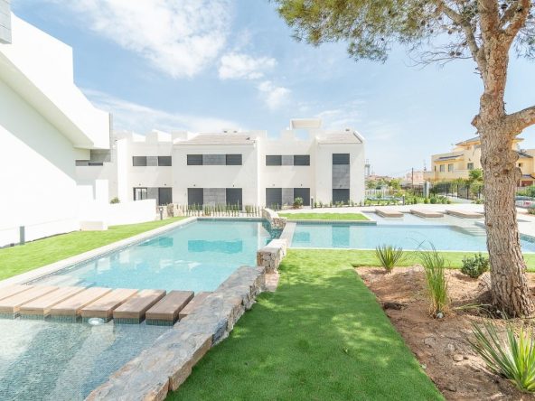 Modern ready apartments for sale in Alicante featuring rooftop terraces, private gardens, communal pool, and close proximity to beaches and golf courses.