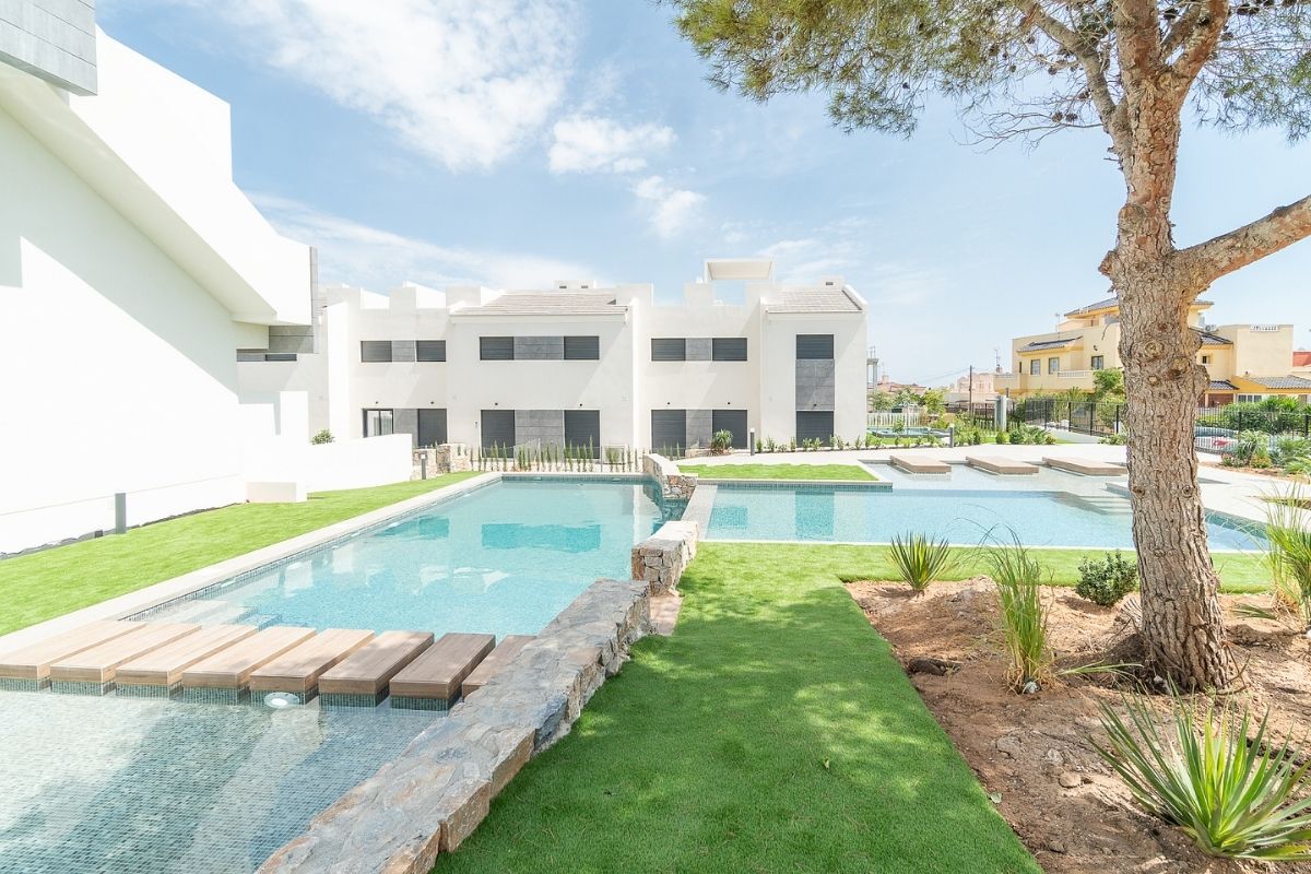 Modern ready apartments for sale in Alicante featuring rooftop terraces, private gardens, communal pool, and close proximity to beaches and golf courses.
