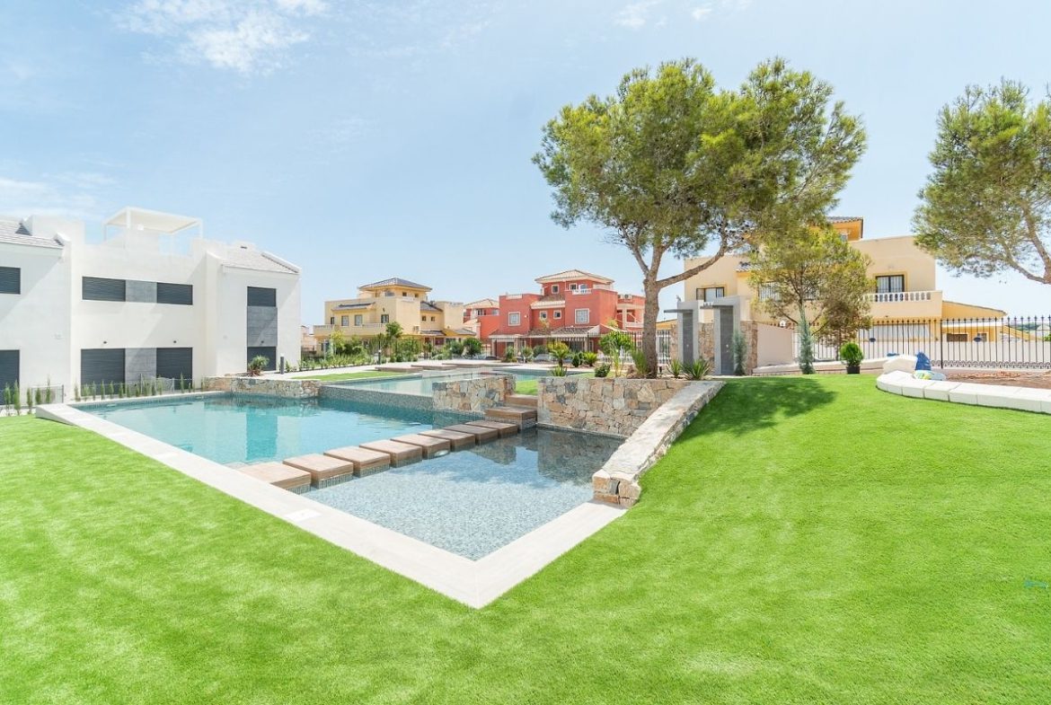 Modern ready apartments for sale in Alicante featuring rooftop terraces, private gardens, communal pool, and close proximity to beaches and golf courses.