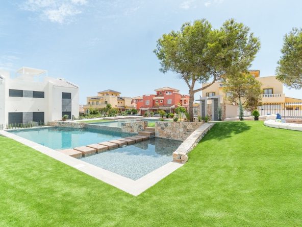 Modern ready apartments for sale in Alicante featuring rooftop terraces, private gardens, communal pool, and close proximity to beaches and golf courses.