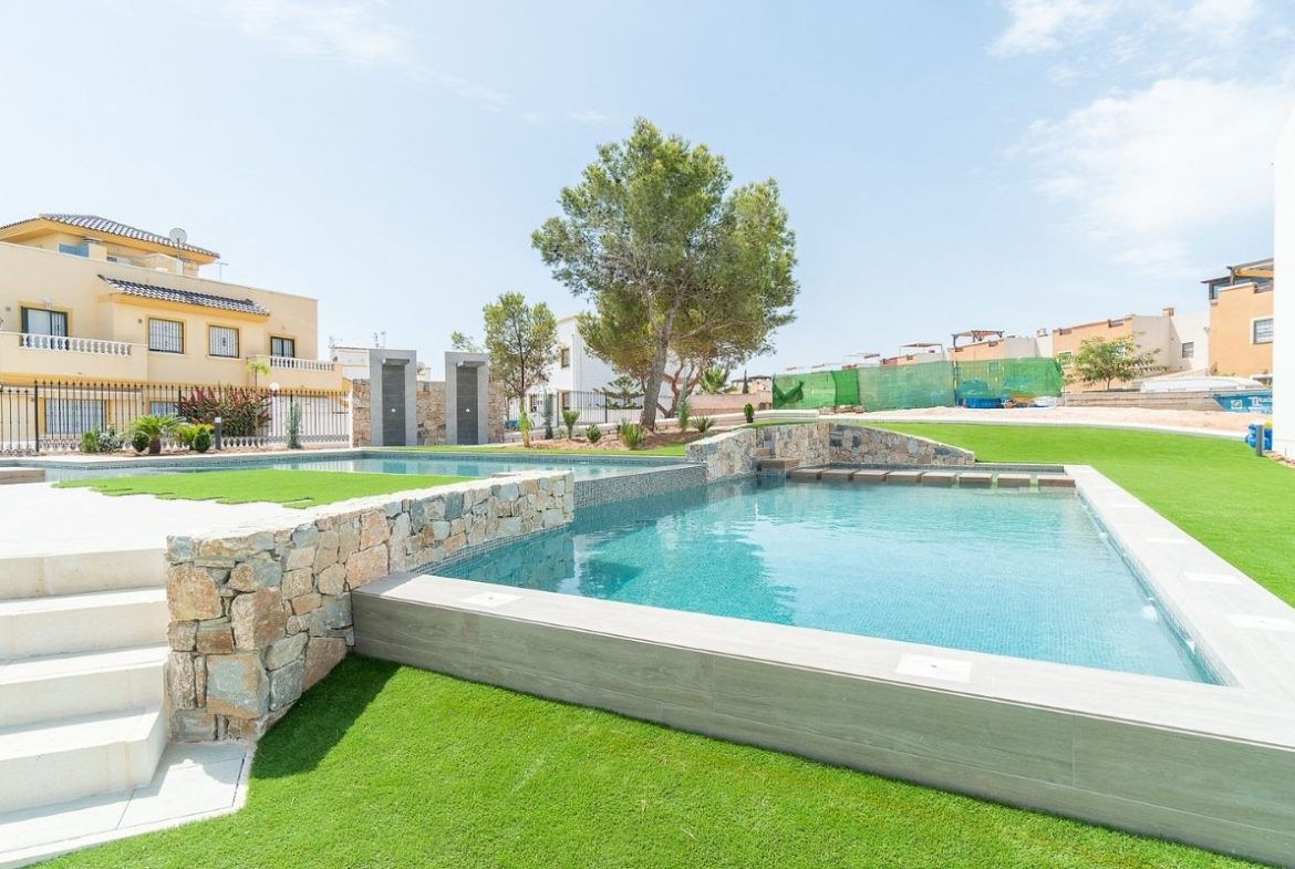 Modern ready apartments for sale in Alicante featuring rooftop terraces, private gardens, communal pool, and close proximity to beaches and golf courses.