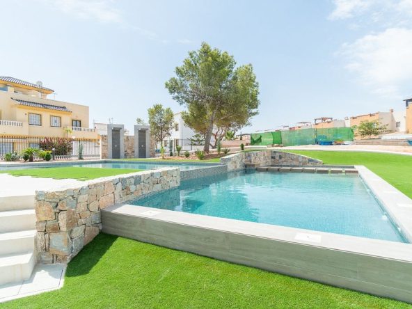 Modern ready apartments for sale in Alicante featuring rooftop terraces, private gardens, communal pool, and close proximity to beaches and golf courses.