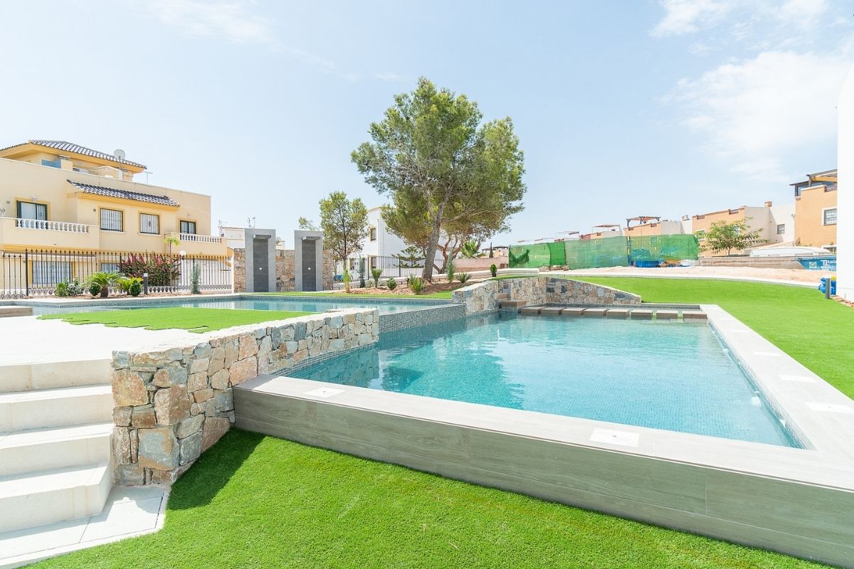 Modern ready apartments for sale in Alicante featuring rooftop terraces, private gardens, communal pool, and close proximity to beaches and golf courses.