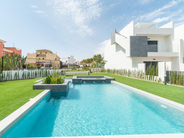 Modern ready apartments for sale in Alicante featuring rooftop terraces, private gardens, communal pool, and close proximity to beaches and golf courses.