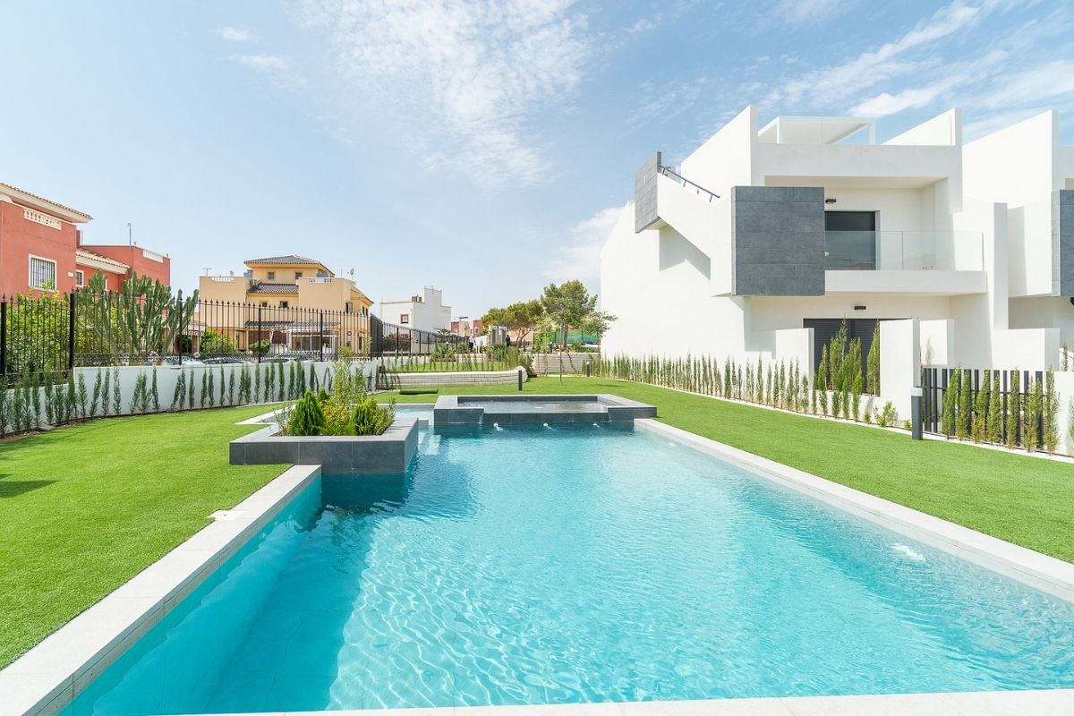 Modern ready apartments for sale in Alicante featuring rooftop terraces, private gardens, communal pool, and close proximity to beaches and golf courses.