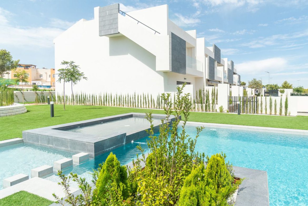 Modern ready apartments for sale in Alicante featuring rooftop terraces, private gardens, communal pool, and close proximity to beaches and golf courses.