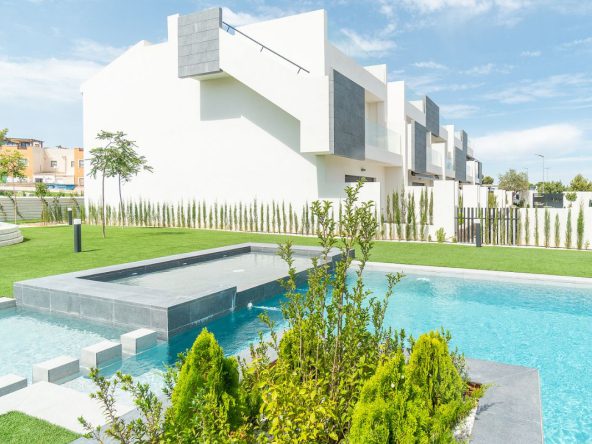 Modern ready apartments for sale in Alicante featuring rooftop terraces, private gardens, communal pool, and close proximity to beaches and golf courses.