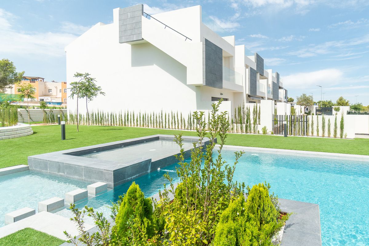 Modern ready apartments for sale in Alicante featuring rooftop terraces, private gardens, communal pool, and close proximity to beaches and golf courses.
