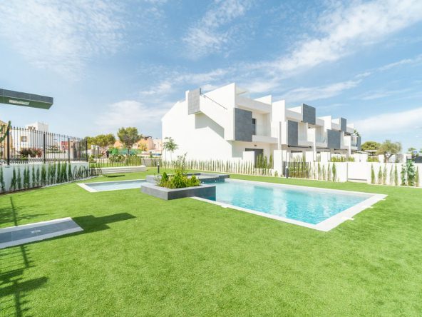 Modern ready apartments for sale in Alicante featuring rooftop terraces, private gardens, communal pool, and close proximity to beaches and golf courses.
