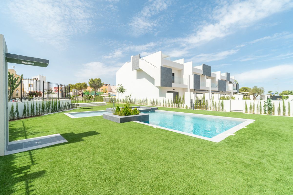 Modern ready apartments for sale in Alicante featuring rooftop terraces, private gardens, communal pool, and close proximity to beaches and golf courses.