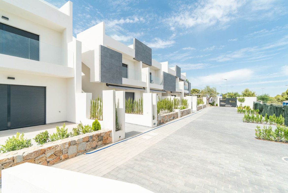 Modern ready apartments for sale in Alicante featuring rooftop terraces, private gardens, communal pool, and close proximity to beaches and golf courses.