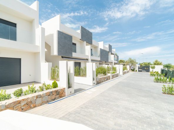 Modern ready apartments for sale in Alicante featuring rooftop terraces, private gardens, communal pool, and close proximity to beaches and golf courses.