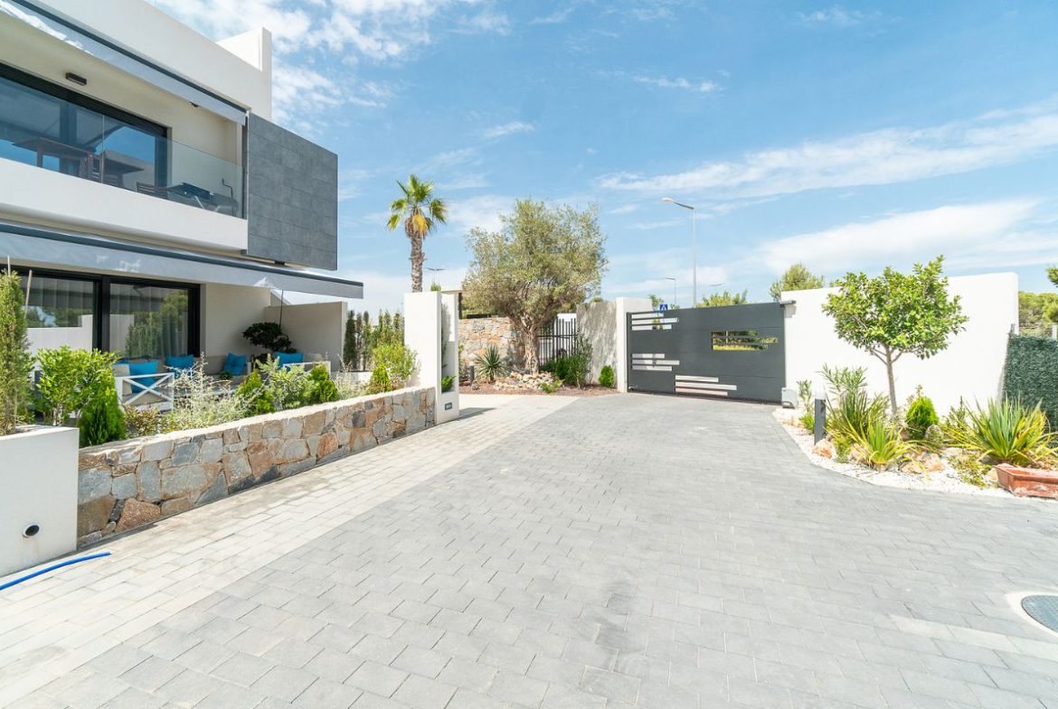 Modern ready apartments for sale in Alicante featuring rooftop terraces, private gardens, communal pool, and close proximity to beaches and golf courses.