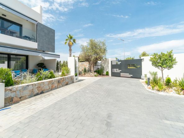 Modern ready apartments for sale in Alicante featuring rooftop terraces, private gardens, communal pool, and close proximity to beaches and golf courses.
