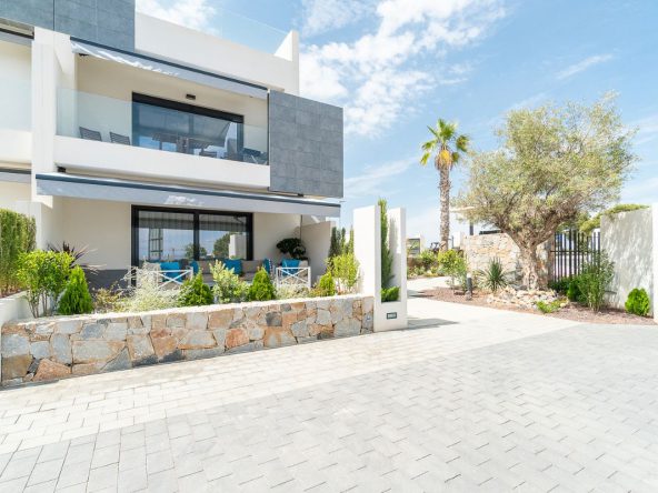 Modern ready apartments for sale in Alicante featuring rooftop terraces, private gardens, communal pool, and close proximity to beaches and golf courses.