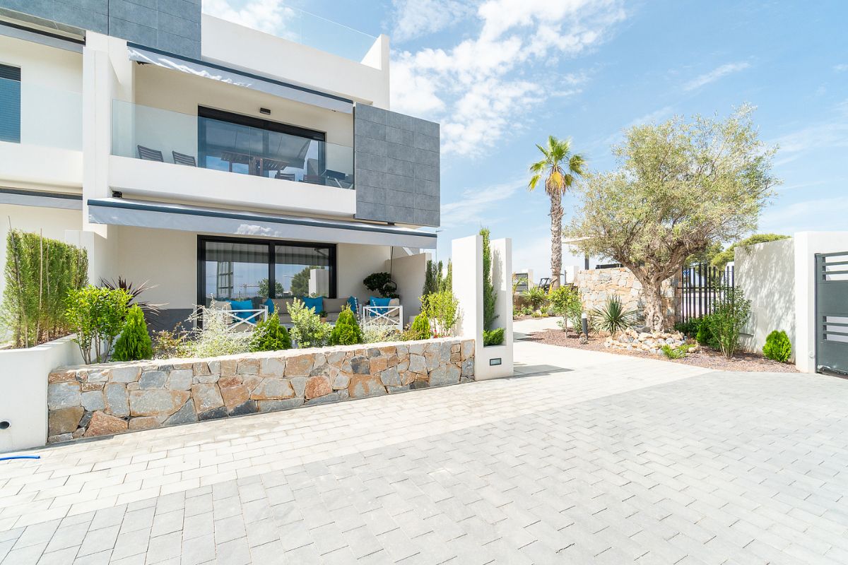 Modern ready apartments for sale in Alicante featuring rooftop terraces, private gardens, communal pool, and close proximity to beaches and golf courses.