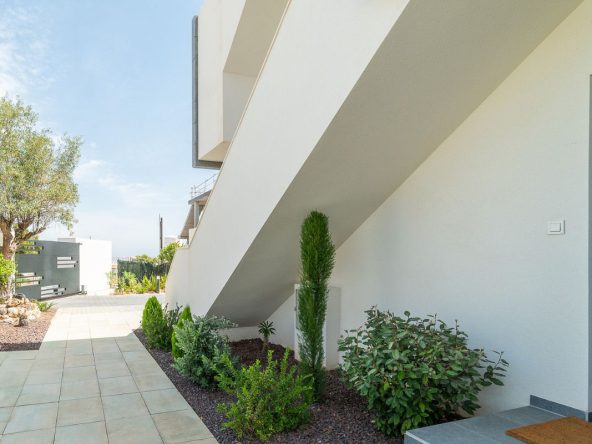 Modern ready apartments for sale in Alicante featuring rooftop terraces, private gardens, communal pool, and close proximity to beaches and golf courses.