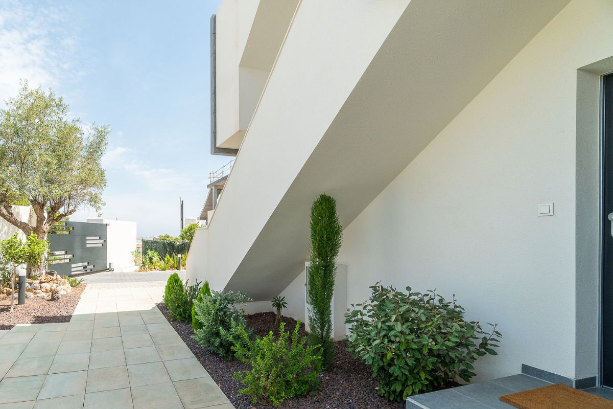 Modern ready apartments for sale in Alicante featuring rooftop terraces, private gardens, communal pool, and close proximity to beaches and golf courses.