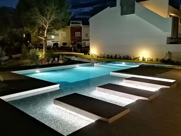 Modern ready apartments for sale in Alicante featuring rooftop terraces, private gardens, communal pool, and close proximity to beaches and golf courses.