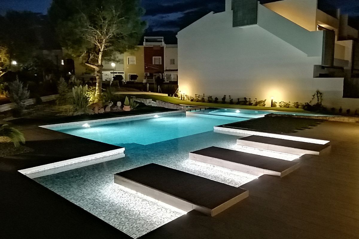 Modern ready apartments for sale in Alicante featuring rooftop terraces, private gardens, communal pool, and close proximity to beaches and golf courses.