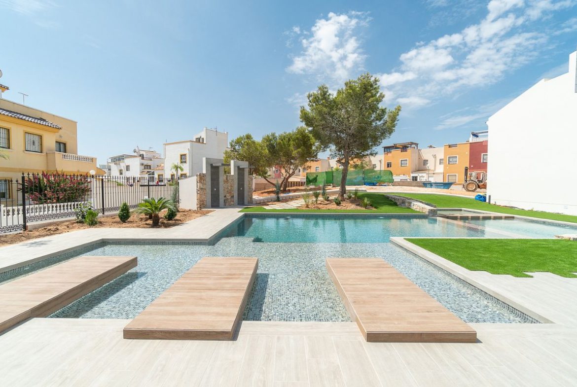 Modern ready apartments for sale in Alicante featuring rooftop terraces, private gardens, communal pool, and close proximity to beaches and golf courses.
