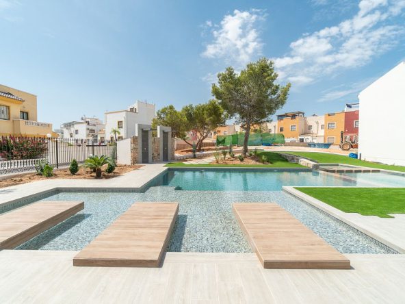 Modern ready apartments for sale in Alicante featuring rooftop terraces, private gardens, communal pool, and close proximity to beaches and golf courses.