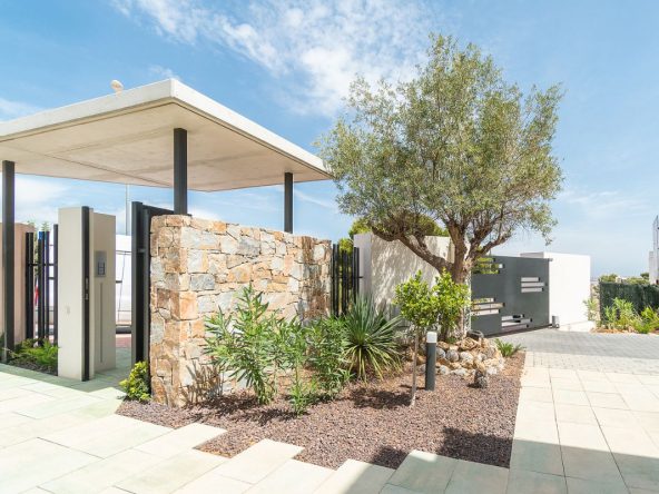 Modern ready apartments for sale in Alicante featuring rooftop terraces, private gardens, communal pool, and close proximity to beaches and golf courses.