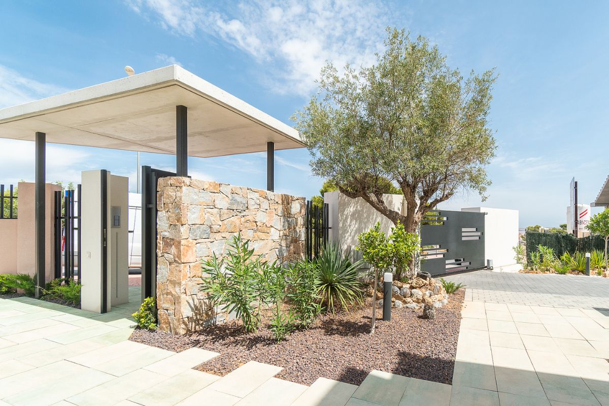 Modern ready apartments for sale in Alicante featuring rooftop terraces, private gardens, communal pool, and close proximity to beaches and golf courses.