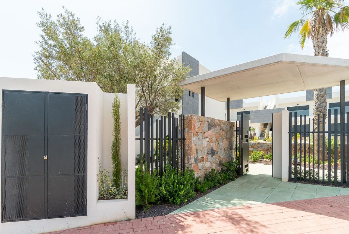 Modern ready apartments for sale in Alicante featuring rooftop terraces, private gardens, communal pool, and close proximity to beaches and golf courses.
