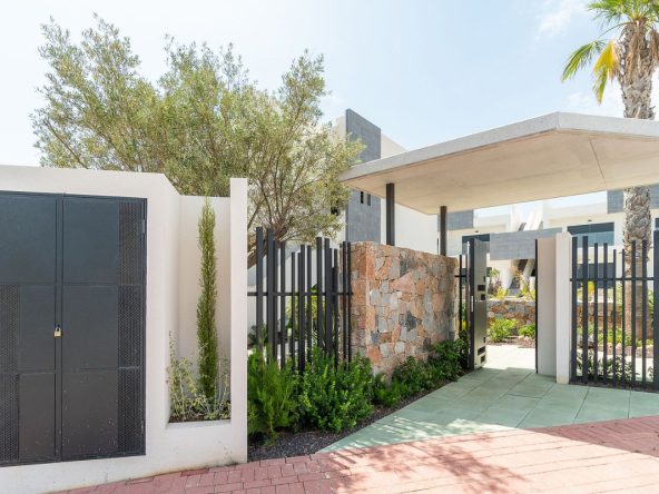 Modern ready apartments for sale in Alicante featuring rooftop terraces, private gardens, communal pool, and close proximity to beaches and golf courses.
