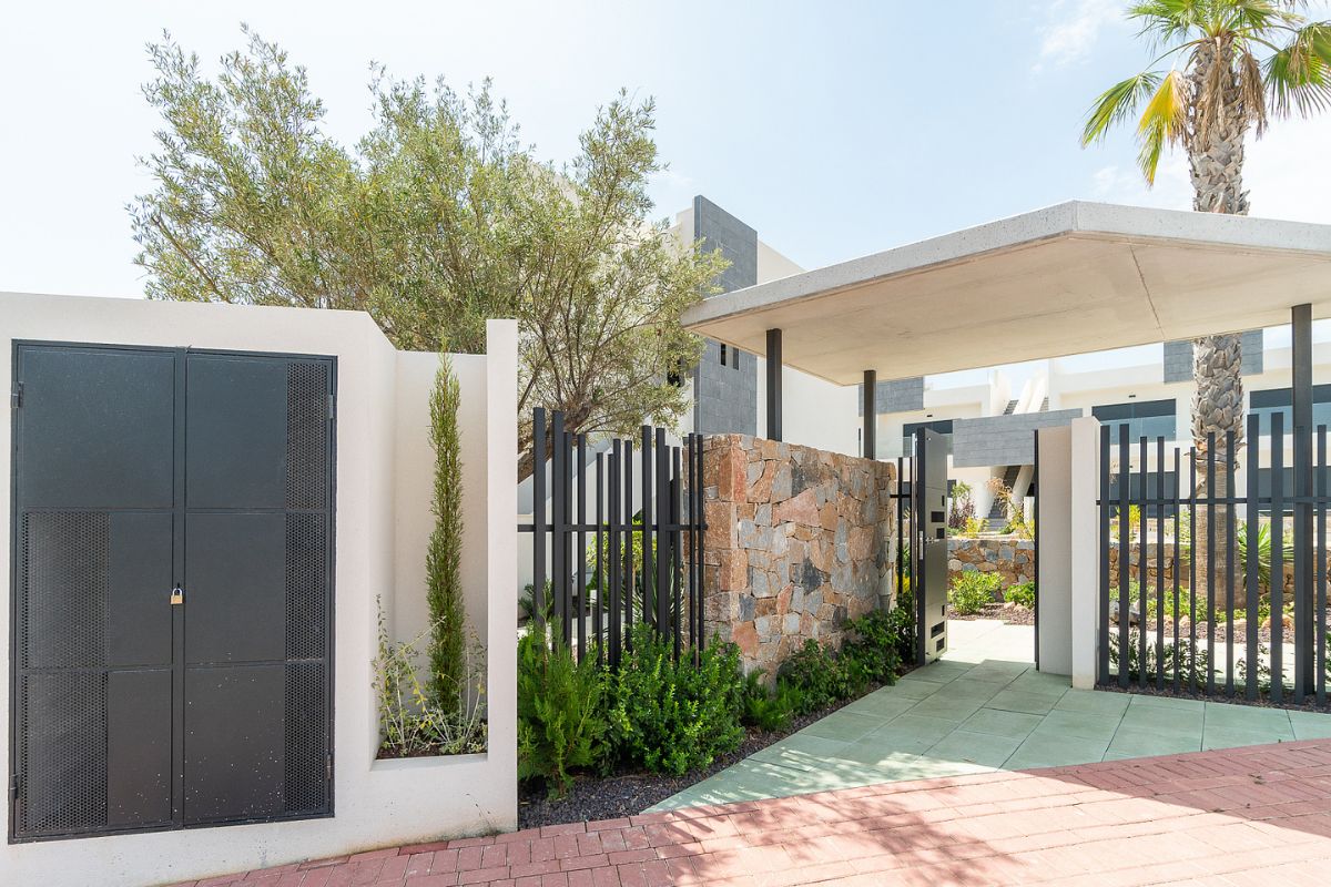 Modern ready apartments for sale in Alicante featuring rooftop terraces, private gardens, communal pool, and close proximity to beaches and golf courses.