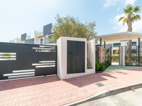 Modern ready apartments for sale in Alicante featuring rooftop terraces, private gardens, communal pool, and close proximity to beaches and golf courses.