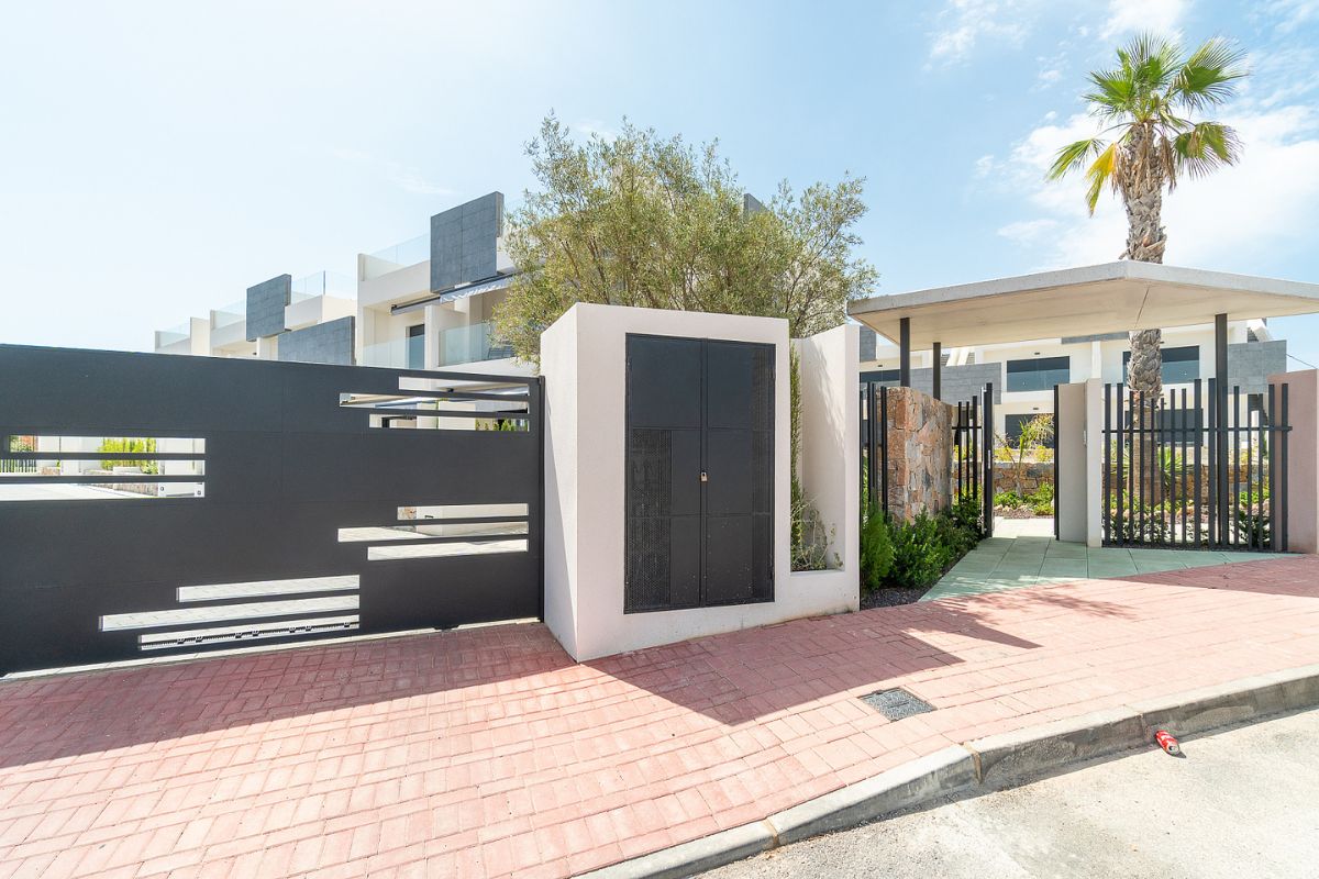 Modern ready apartments for sale in Alicante featuring rooftop terraces, private gardens, communal pool, and close proximity to beaches and golf courses.