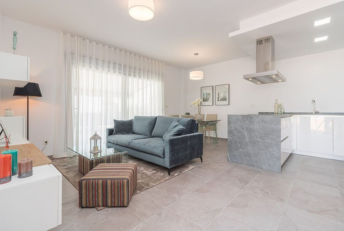 Modern ready apartments for sale in Alicante featuring rooftop terraces, private gardens, communal pool, and close proximity to beaches and golf courses.