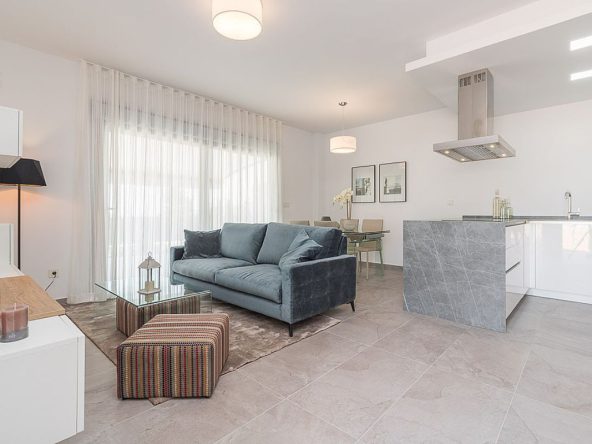 Modern ready apartments for sale in Alicante featuring rooftop terraces, private gardens, communal pool, and close proximity to beaches and golf courses.