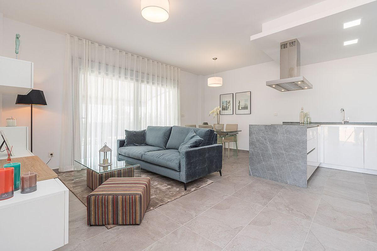 Modern ready apartments for sale in Alicante featuring rooftop terraces, private gardens, communal pool, and close proximity to beaches and golf courses.