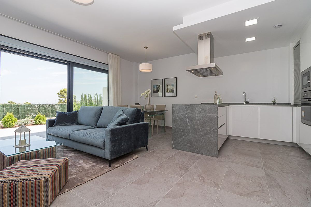 Modern ready apartments for sale in Alicante featuring rooftop terraces, private gardens, communal pool, and close proximity to beaches and golf courses.
