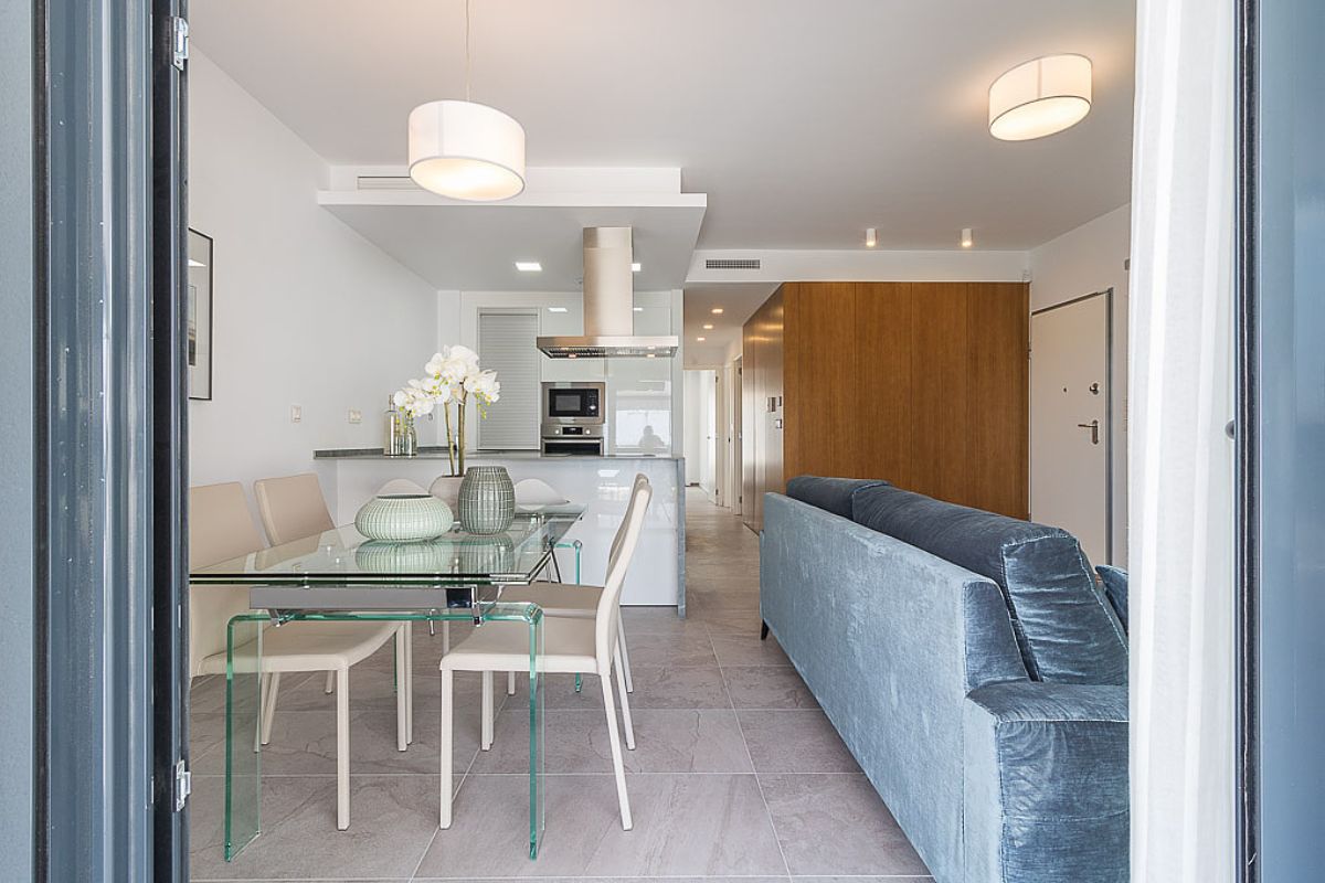 Modern ready apartments for sale in Alicante featuring rooftop terraces, private gardens, communal pool, and close proximity to beaches and golf courses.
