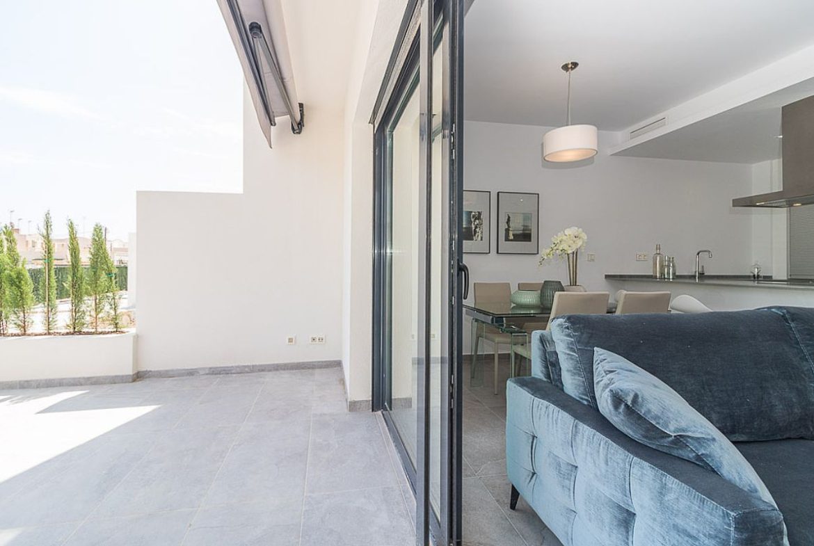 Modern ready apartments for sale in Alicante featuring rooftop terraces, private gardens, communal pool, and close proximity to beaches and golf courses.