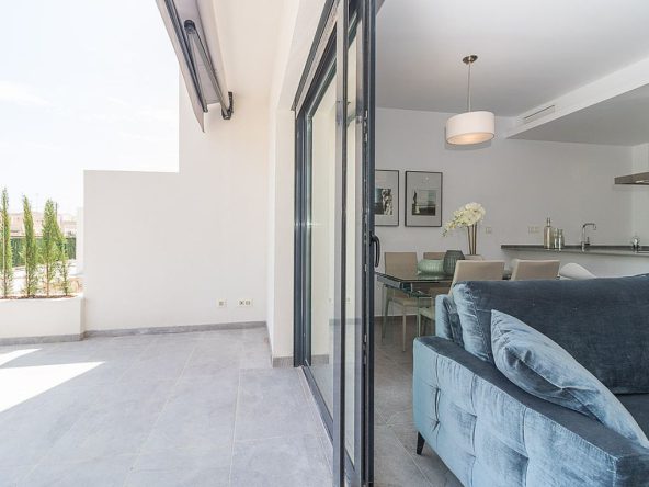 Modern ready apartments for sale in Alicante featuring rooftop terraces, private gardens, communal pool, and close proximity to beaches and golf courses.