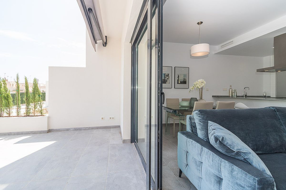 Modern ready apartments for sale in Alicante featuring rooftop terraces, private gardens, communal pool, and close proximity to beaches and golf courses.