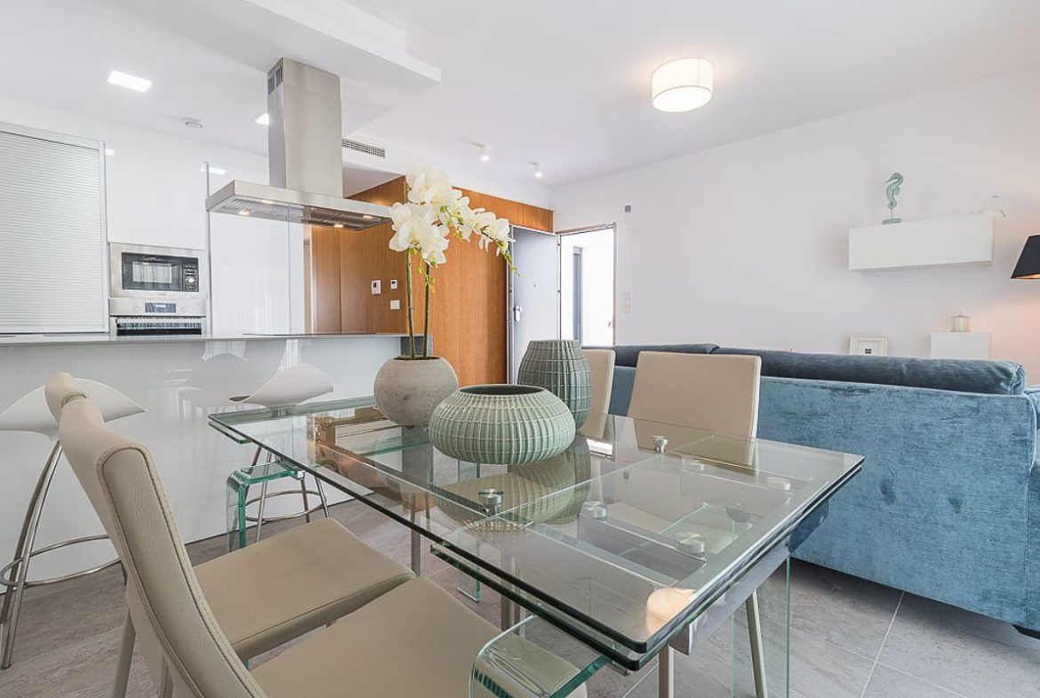 Modern ready apartments for sale in Alicante featuring rooftop terraces, private gardens, communal pool, and close proximity to beaches and golf courses.