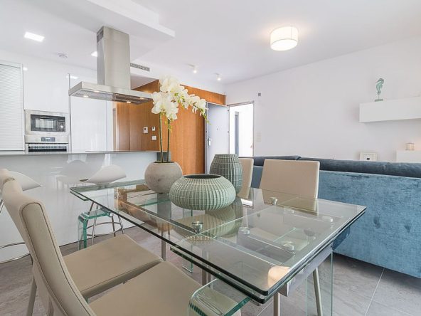 Modern ready apartments for sale in Alicante featuring rooftop terraces, private gardens, communal pool, and close proximity to beaches and golf courses.