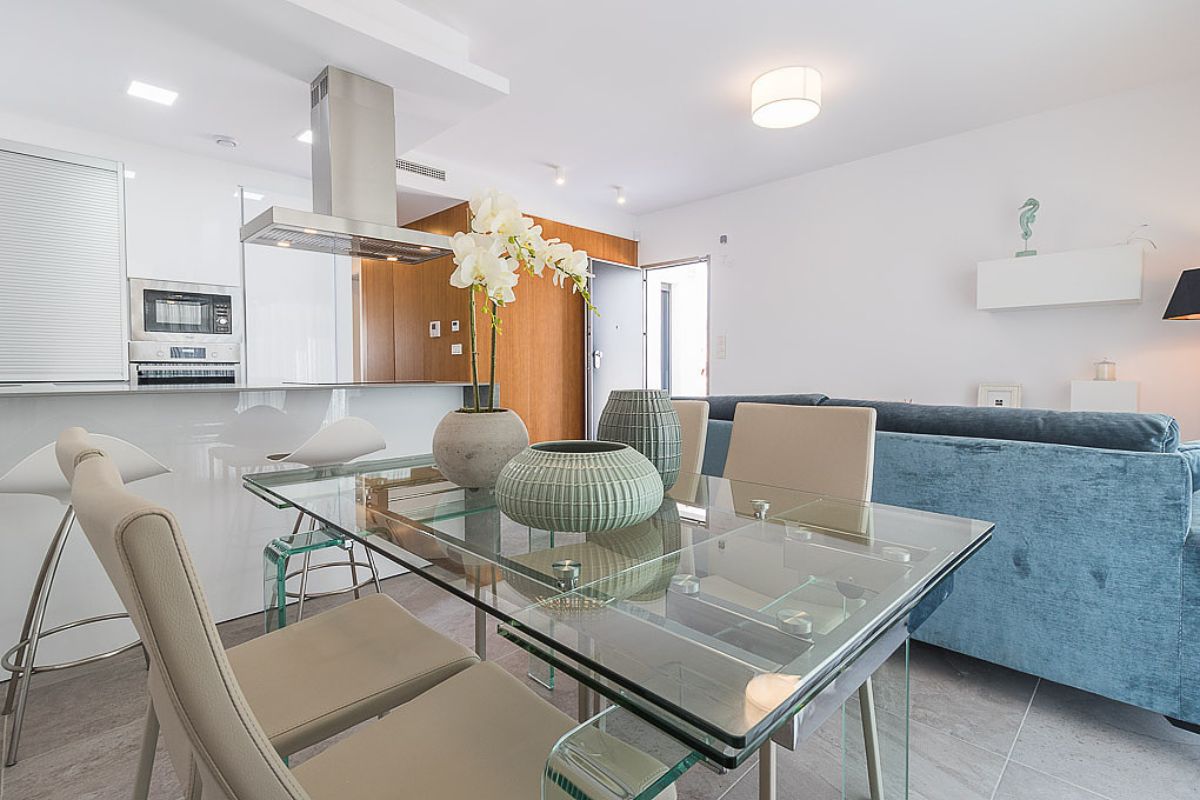 Modern ready apartments for sale in Alicante featuring rooftop terraces, private gardens, communal pool, and close proximity to beaches and golf courses.
